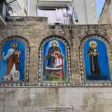 Le opere ritraggono San Marco, Sant�Antonio e Ges� con la Madonna del Pozzo e sono circoscritte in tre diverse nicchie in tufo a forma di arco